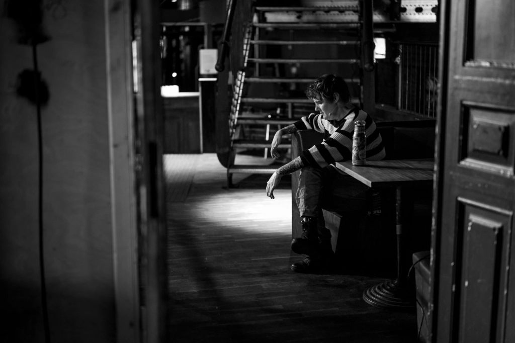 A black and white photo of Miriam Suzanne backstage at beyond tellerrand in Berlin. You can see her before the talk, sitting on a bench and concentrating to get ready for the stage..