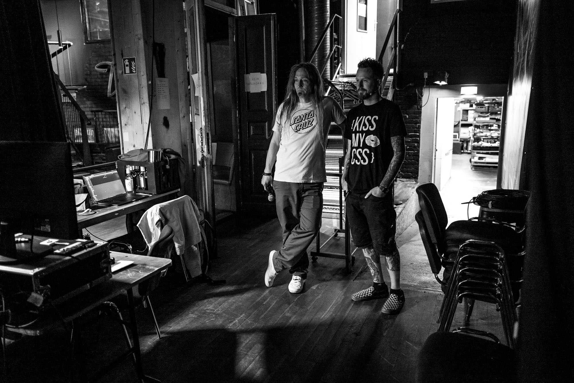 A photo from backstage. Adam is about to go on stage and Marc and him are standing next to each other, waiting for the moment, when Adam is up. Both are looking to the lower left, where a monitor is standing on which you can see what’s next.