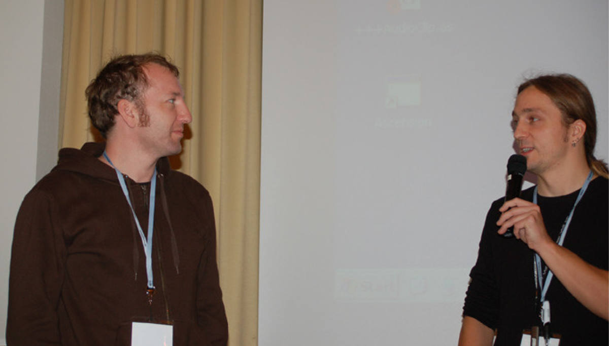 Left Andr&eacute; Michelle, right Marc Thiele with a microphone, introducing Andr&eacute; for his talk at Flashforum Konferenz