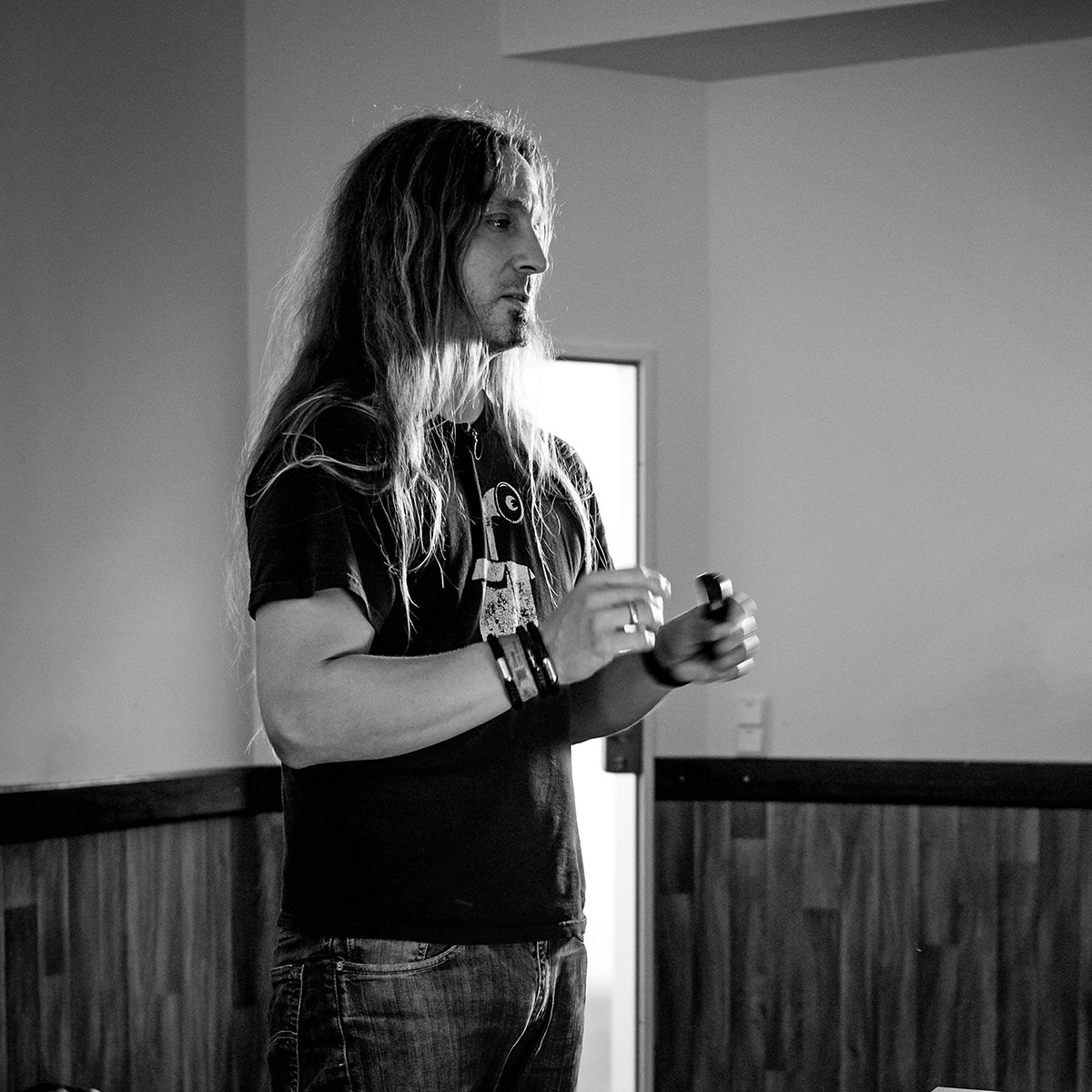 Photo showing me, Marc Thiele, speaking at Webworker Ruhr Meetup