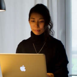 Photo showing Arisa Fukuzaki on stage during a presentation