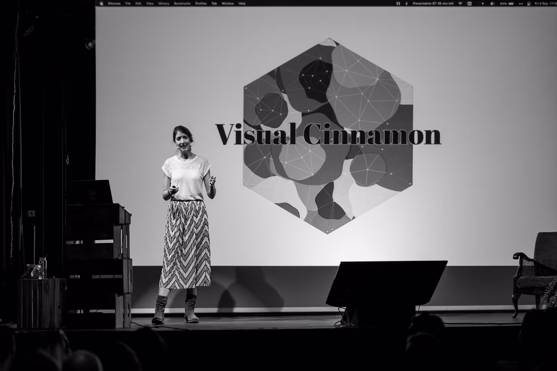 Photo of Nadieh Bremer taken at beyond tellerrand in Berlin 2022 by Florian Ziegler