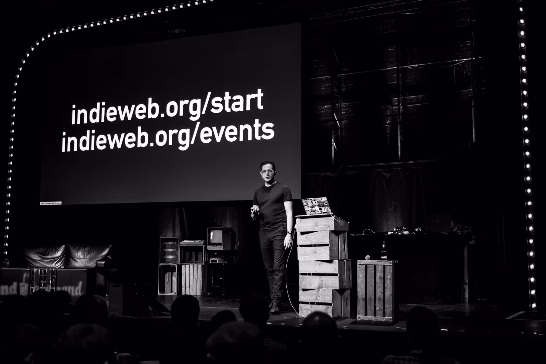 Photo of Tantek Çelik taken at beyond tellerrand in Düsseldorf 2019 by Florian Ziegler