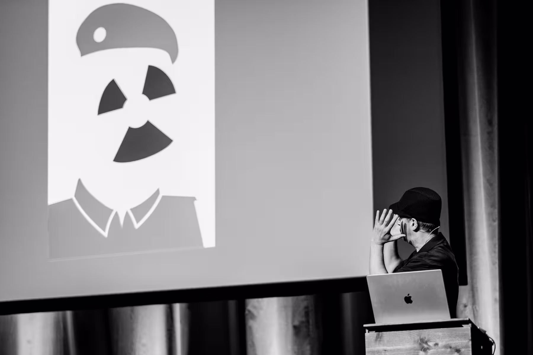 Photo of Noma Bar taken at beyond tellerrand in Düsseldorf 2022 by Florian Ziegler