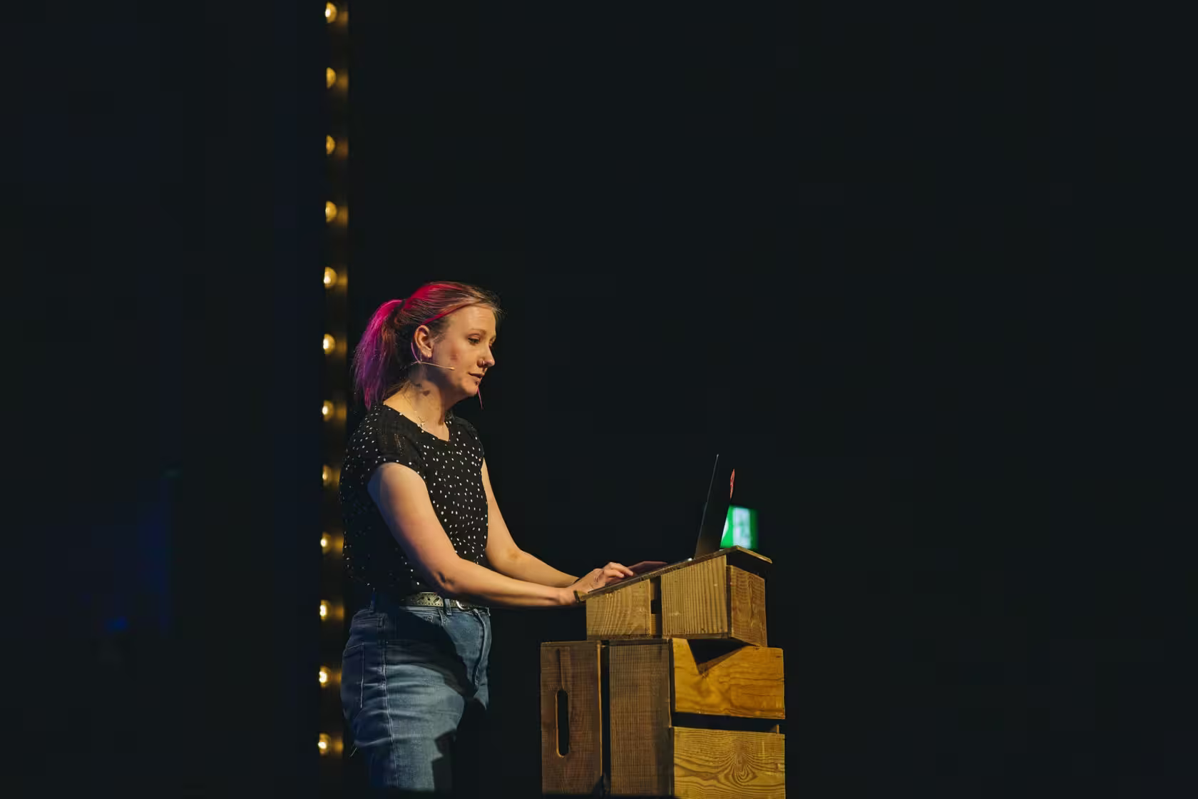 Photo of Michelle Barker taken at beyond tellerrand in Düsseldorf 2023 by Celine Al-Mosawi