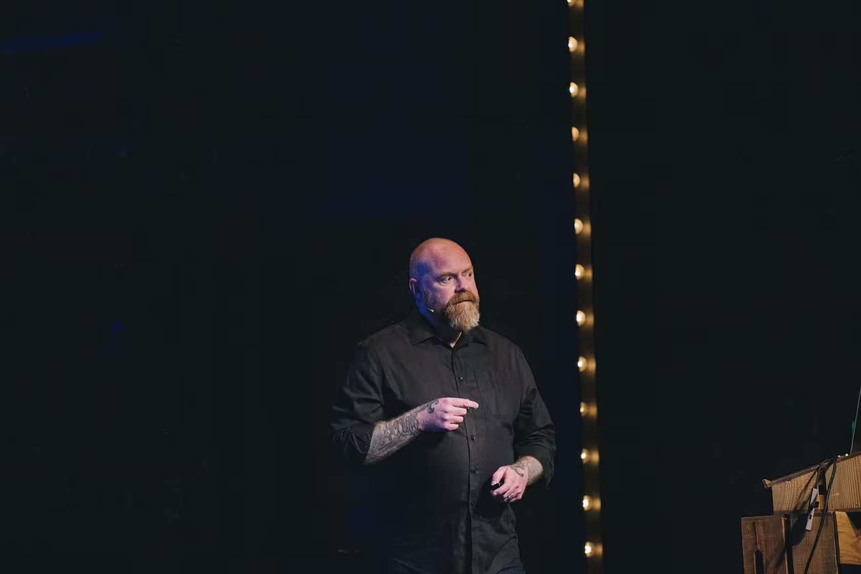 Photo of Hugh Elliott taken at beyond tellerrand in Düsseldorf 2023 by Celine Al-Mosawi