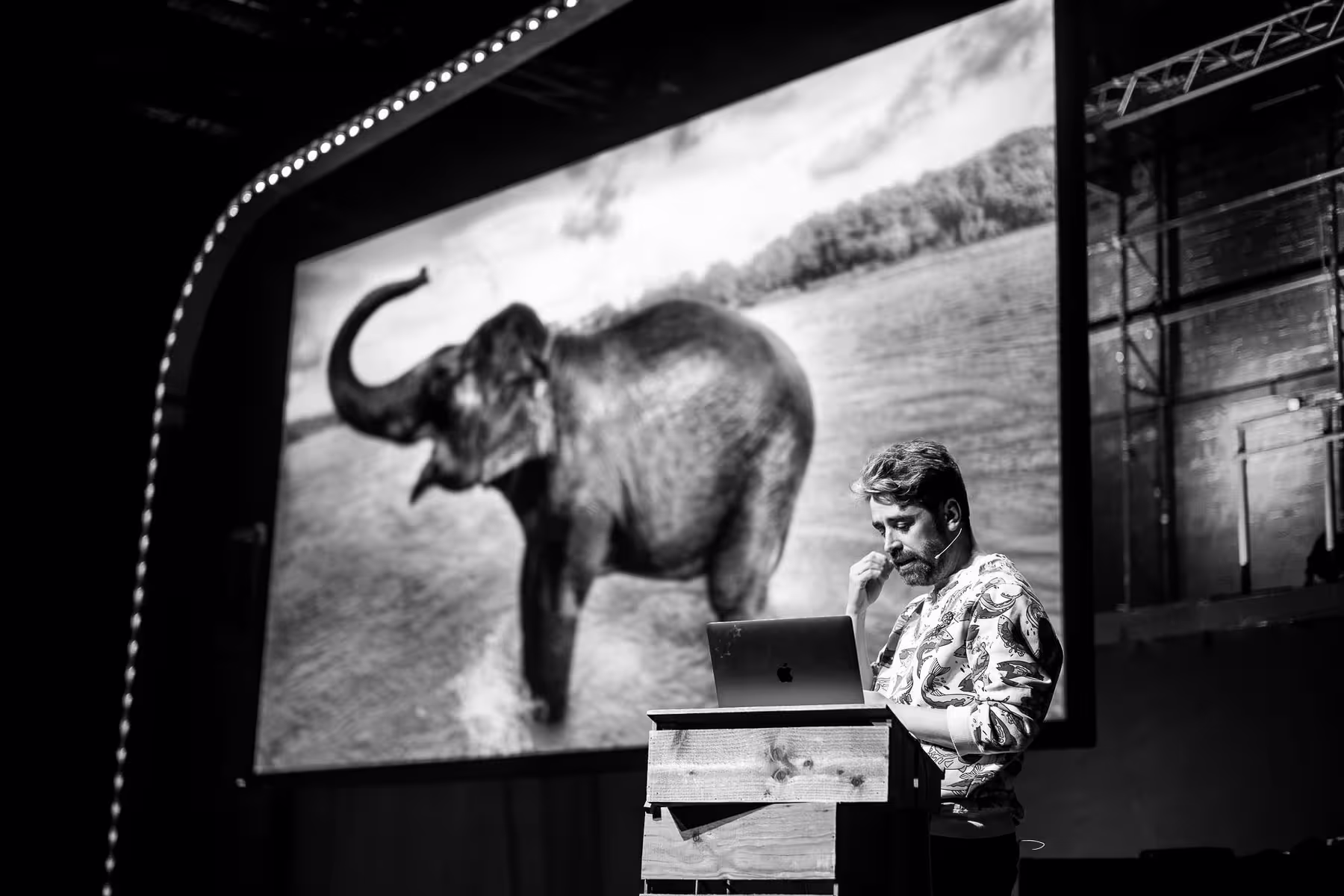 Photo of Thomas Thwaites taken at beyond tellerrand in Düsseldorf 2023 by Florian Ziegler