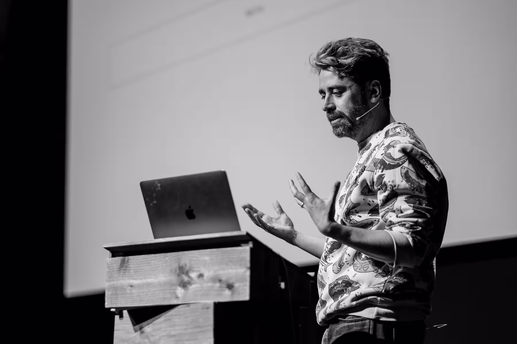 Photo of Thomas Thwaites taken at beyond tellerrand in Düsseldorf 2023 by Florian Ziegler