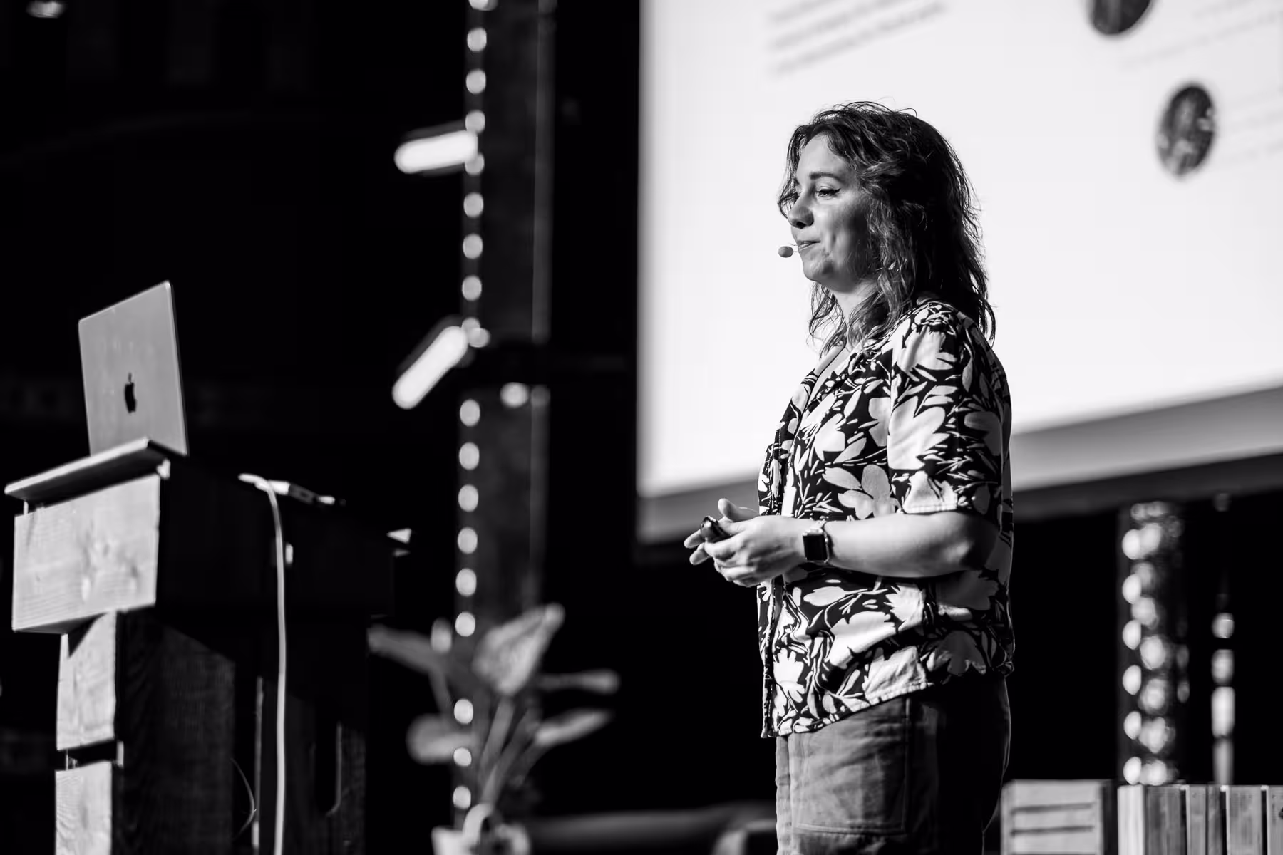 Photo of Laura Kalbag taken at beyond tellerrand in Düsseldorf 2024 by Florian Ziegler