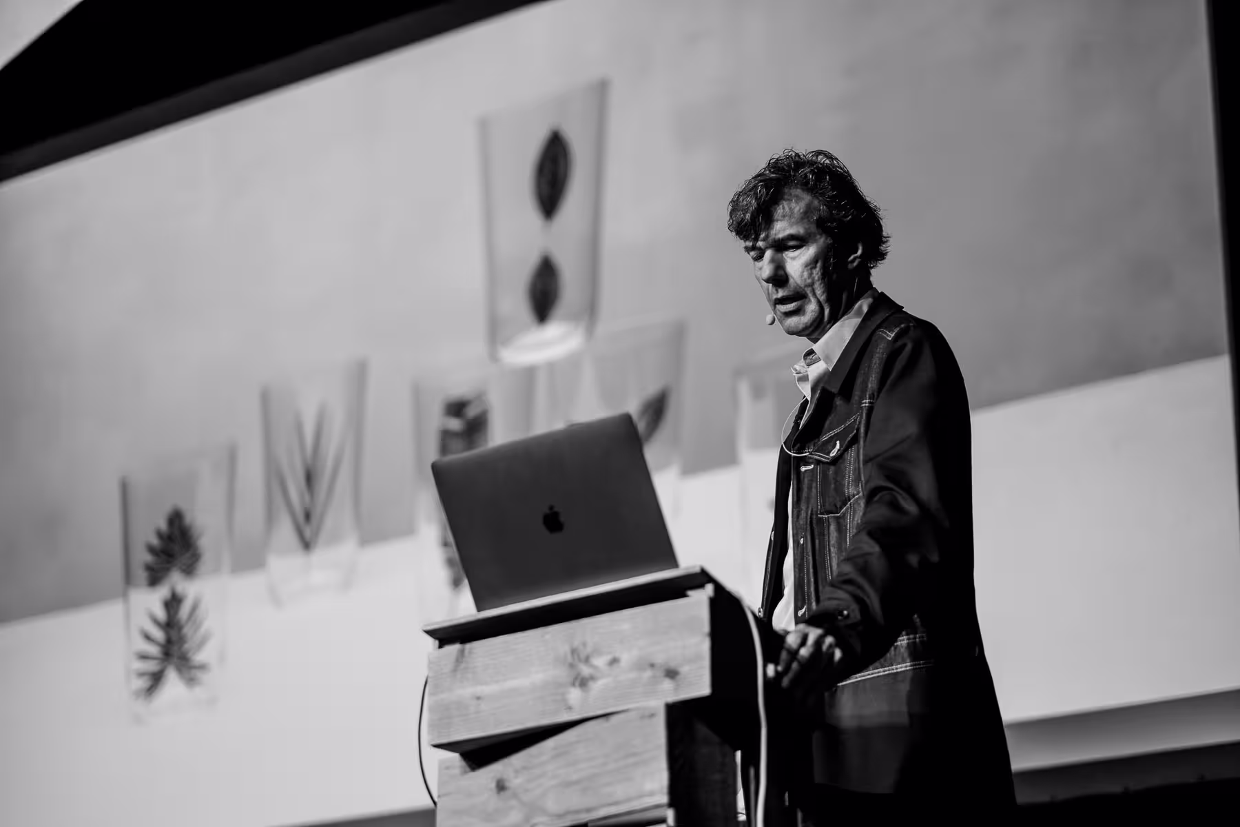 Photo of Stefan Sagmeister taken at beyond tellerrand in Düsseldorf 2024 by Florian Ziegler