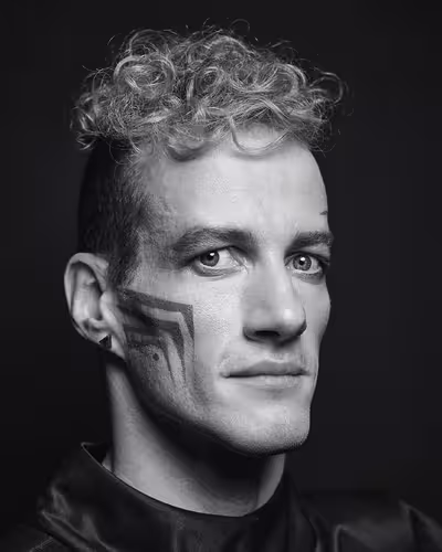 Portrait of Janis McDavid taken at beyond tellerrand in Berlin 2022 by Norman Posselt