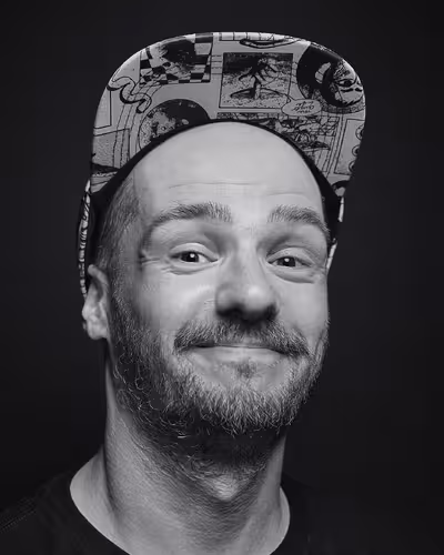 Portrait of Gavin Strange taken at beyond tellerrand in Berlin 2022 by Norman Posselt