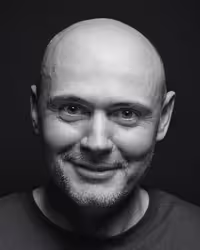 Portrait of Dominic Wilcox taken at beyond tellerrand in Berlin 2022 by Norman Posselt