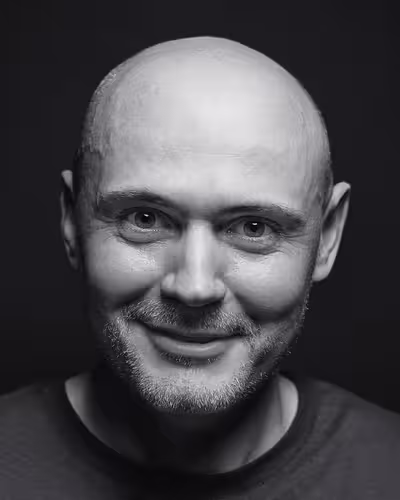 Portrait of Dominic Wilcox taken at beyond tellerrand in Berlin 2022 by Norman Posselt