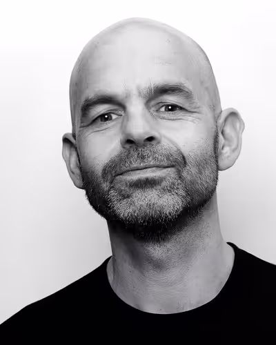 Portrait of Rob Draper taken at beyond tellerrand in Berlin 2023 by Norman Posselt