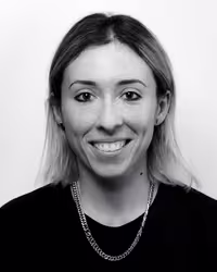 Portrait of Charlie Gerard taken at beyond tellerrand in Berlin 2023 by Norman Posselt