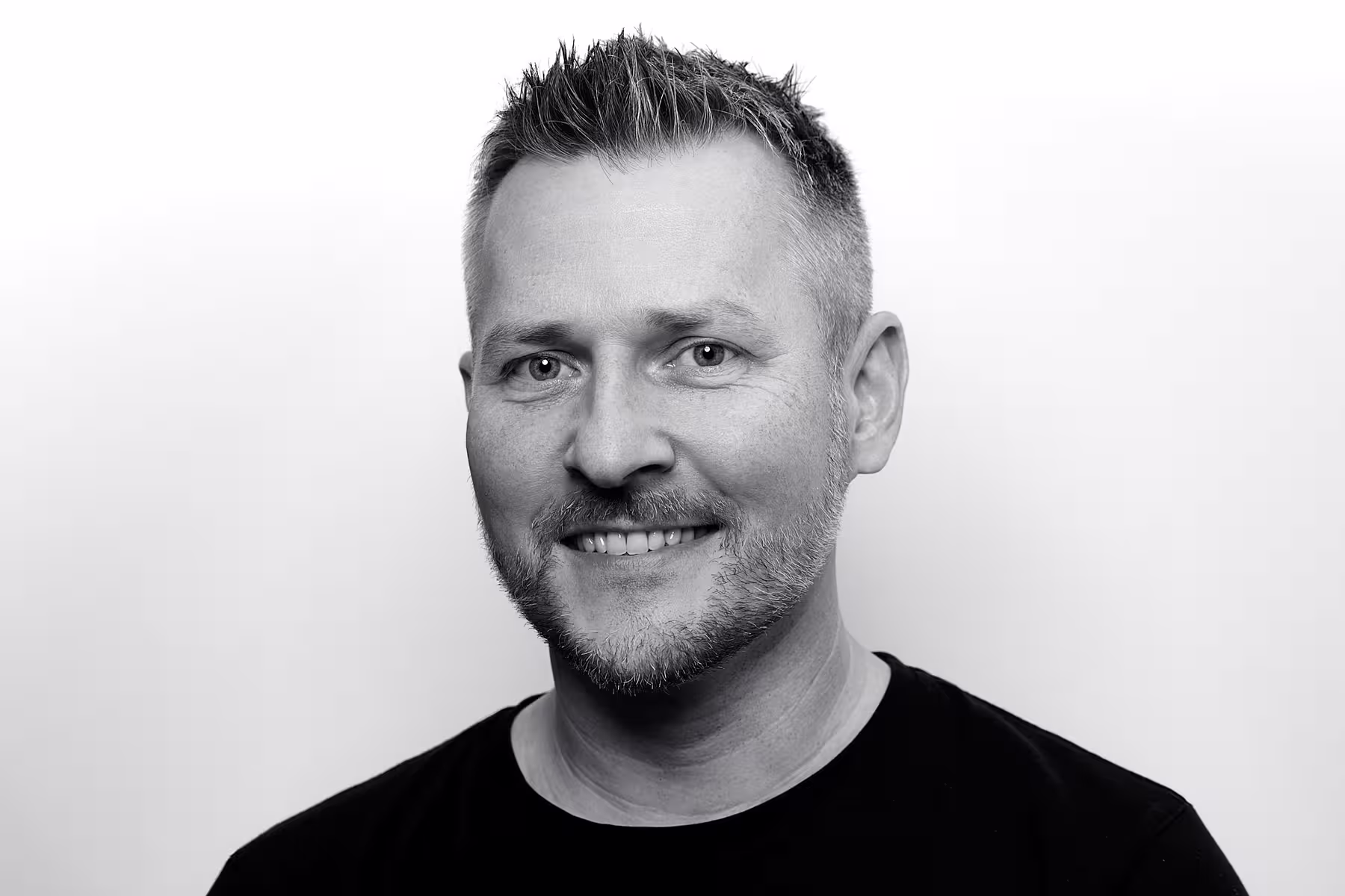 Portrait of Robert Hranitzky taken at beyond tellerrand in Berlin 2023 by Norman Posselt