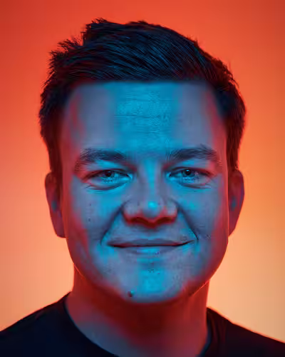 Portrait of Manuel Matuzovic taken at beyond tellerrand in Berlin 2024 by Norman Posselt