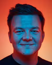 Portrait of Manuel Matuzovic taken at beyond tellerrand in Berlin 2024 by Norman Posselt