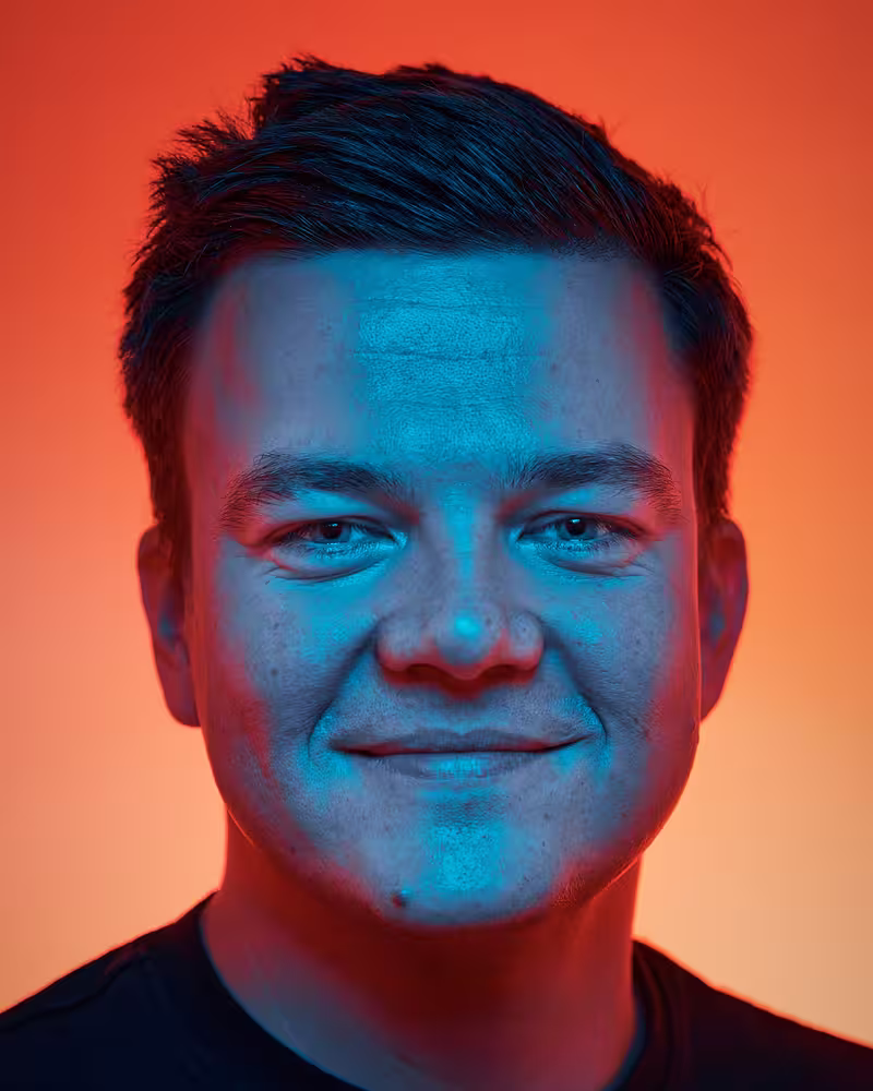 Portrait of Manuel Matuzovic taken at beyond tellerrand in Berlin 2024 by Norman Posselt