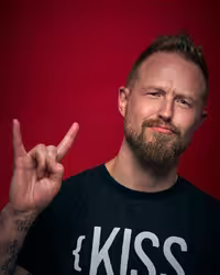 Portrait of Adam Argyle taken at beyond tellerrand in Berlin 2025 by Norman Posselt