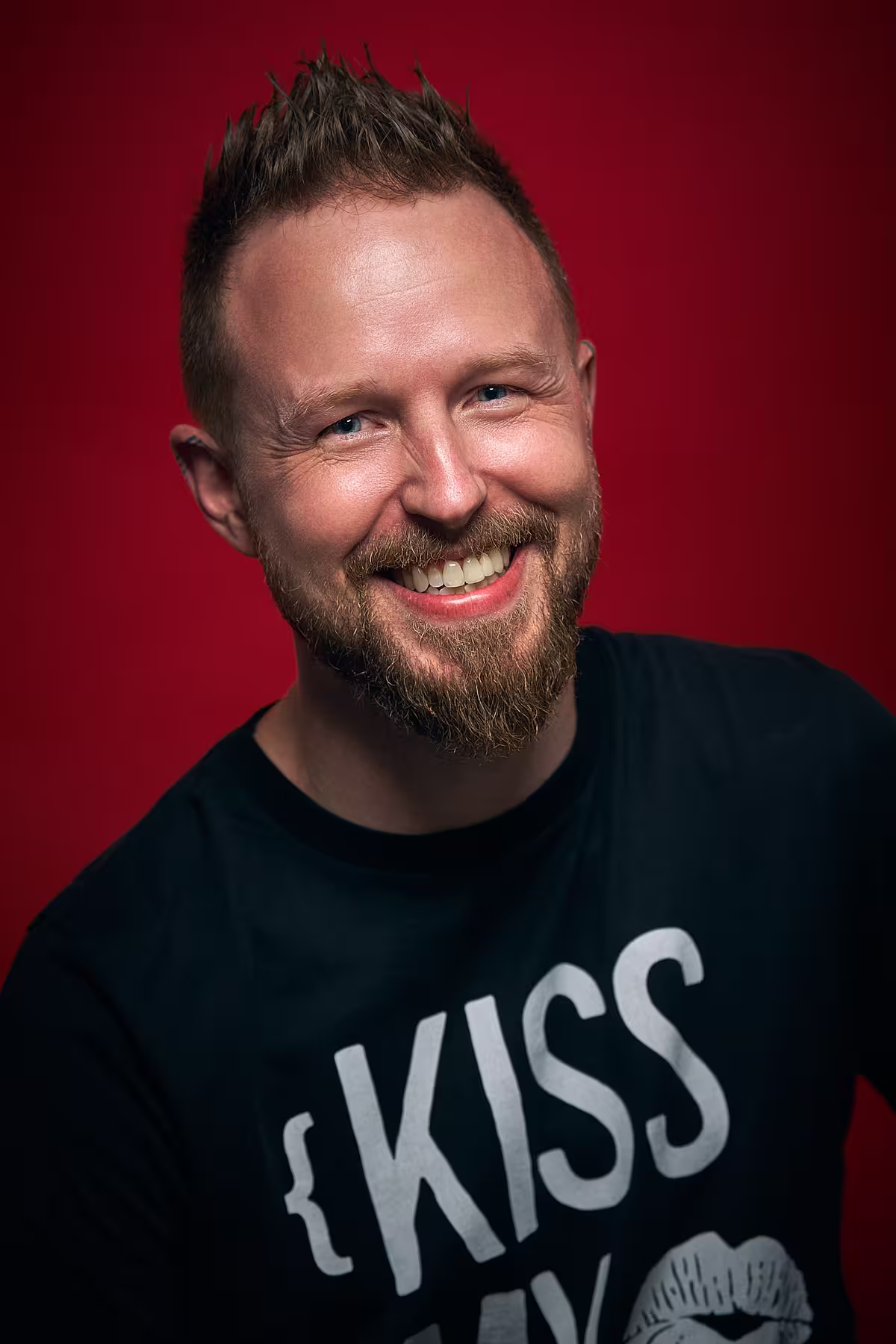 Portrait of Adam Argyle taken at beyond tellerrand in Berlin 2025 by Norman Posselt