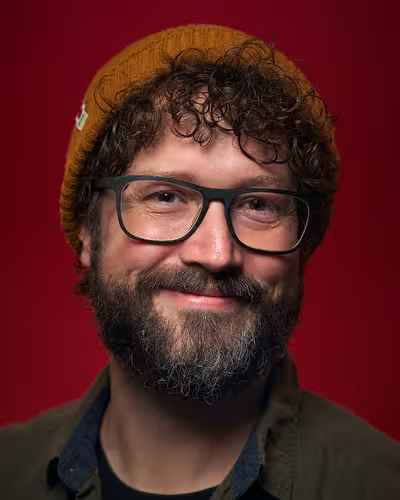 Portrait of Elliot Jay Stocks taken at beyond tellerrand in Berlin 2025 by Norman Posselt