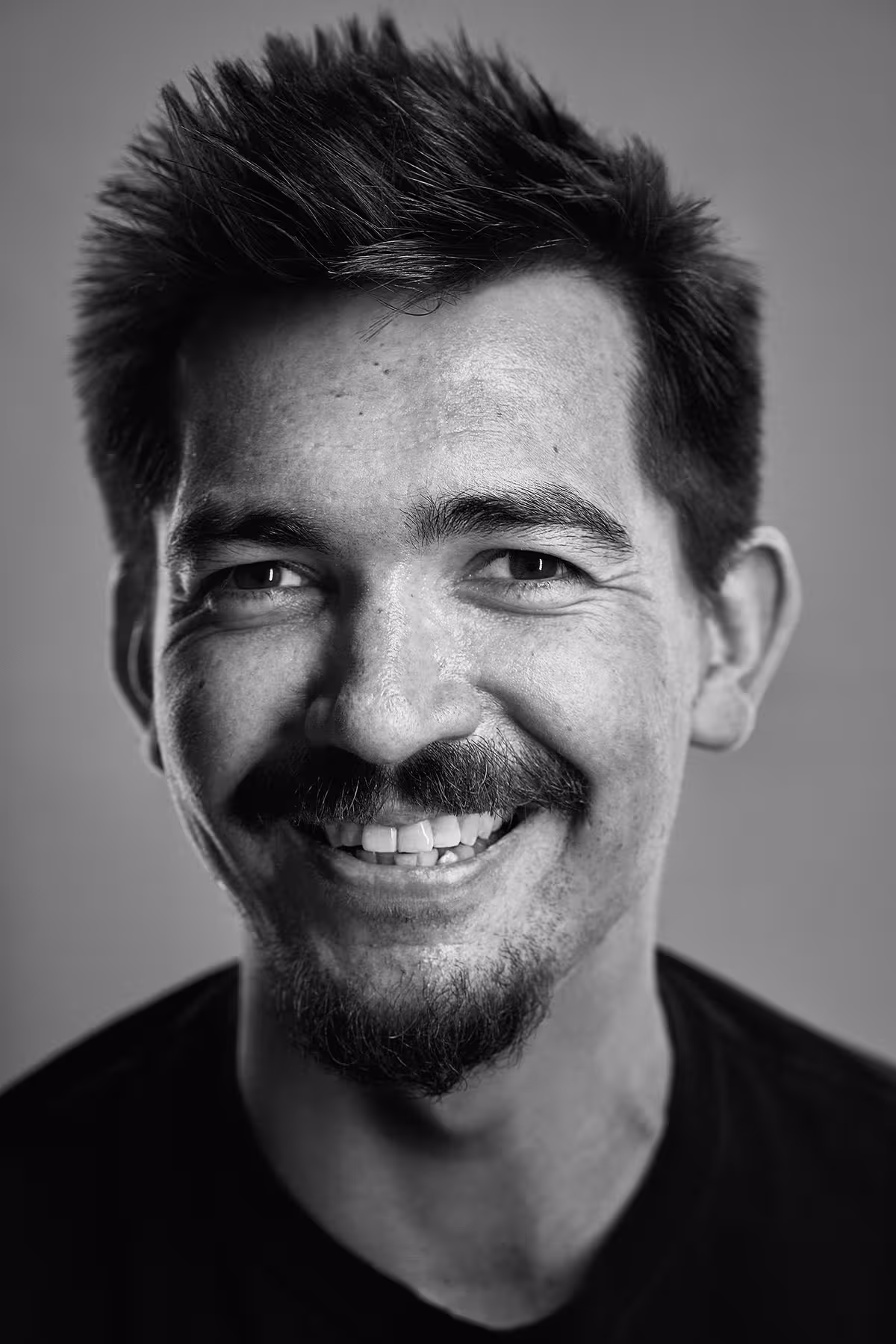 Portrait of Heydon Pickering taken at beyond tellerrand in Düsseldorf 2019 by Norman Posselt