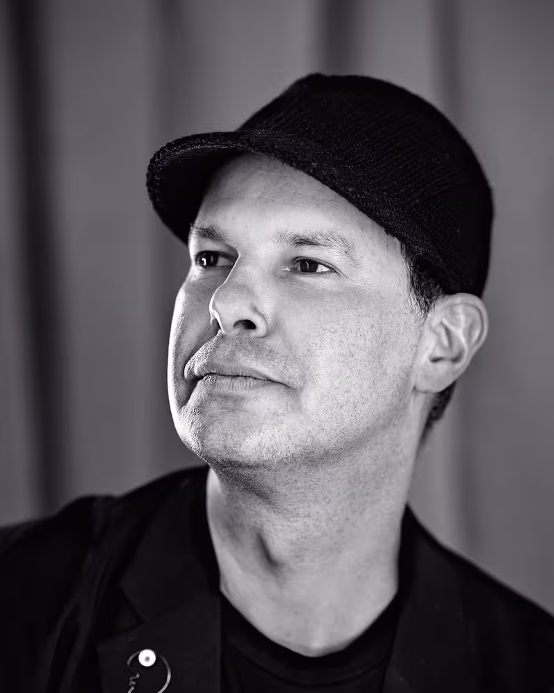 Portrait of Noma Bar taken at beyond tellerrand in Düsseldorf 2022 by Norman Posselt