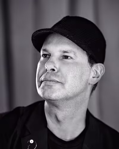 Portrait of Noma Bar taken at beyond tellerrand in Düsseldorf 2022 by Norman Posselt