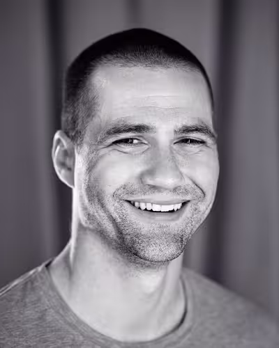 Portrait of Tim Kadlec taken at beyond tellerrand in Düsseldorf 2022 by Norman Posselt