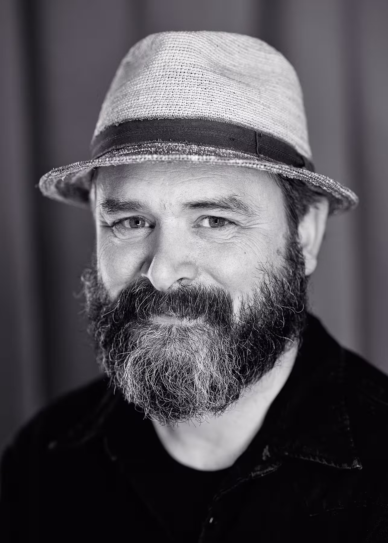 Portrait of Vasilis van Gemert taken at beyond tellerrand in Düsseldorf 2022 by Norman Posselt