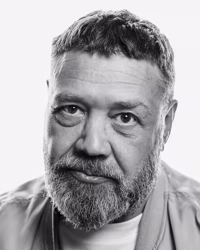 Portrait of Eike König taken at beyond tellerrand in Düsseldorf 2023 by Norman Posselt