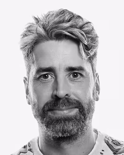 Portrait of Thomas Thwaites taken at beyond tellerrand in Düsseldorf 2023 by Norman Posselt