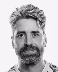 Portrait of Thomas Thwaites taken at beyond tellerrand in Düsseldorf 2023 by Norman Posselt