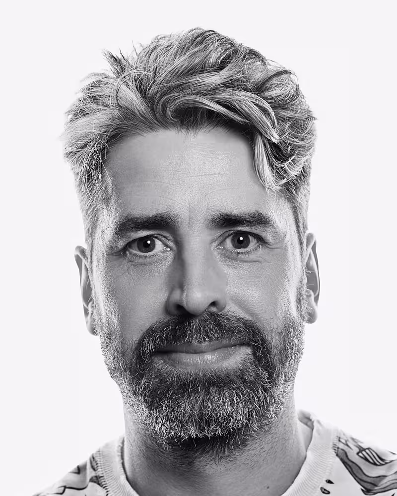 Portrait of Thomas Thwaites taken at beyond tellerrand in Düsseldorf 2023 by Norman Posselt