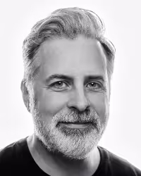 Portrait of David de Léon taken at beyond tellerrand in Düsseldorf 2024 by Norman Posselt