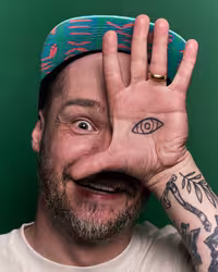 Portrait of Gavin Strange taken at beyond tellerrand in Düsseldorf 2025 by Norman Posselt