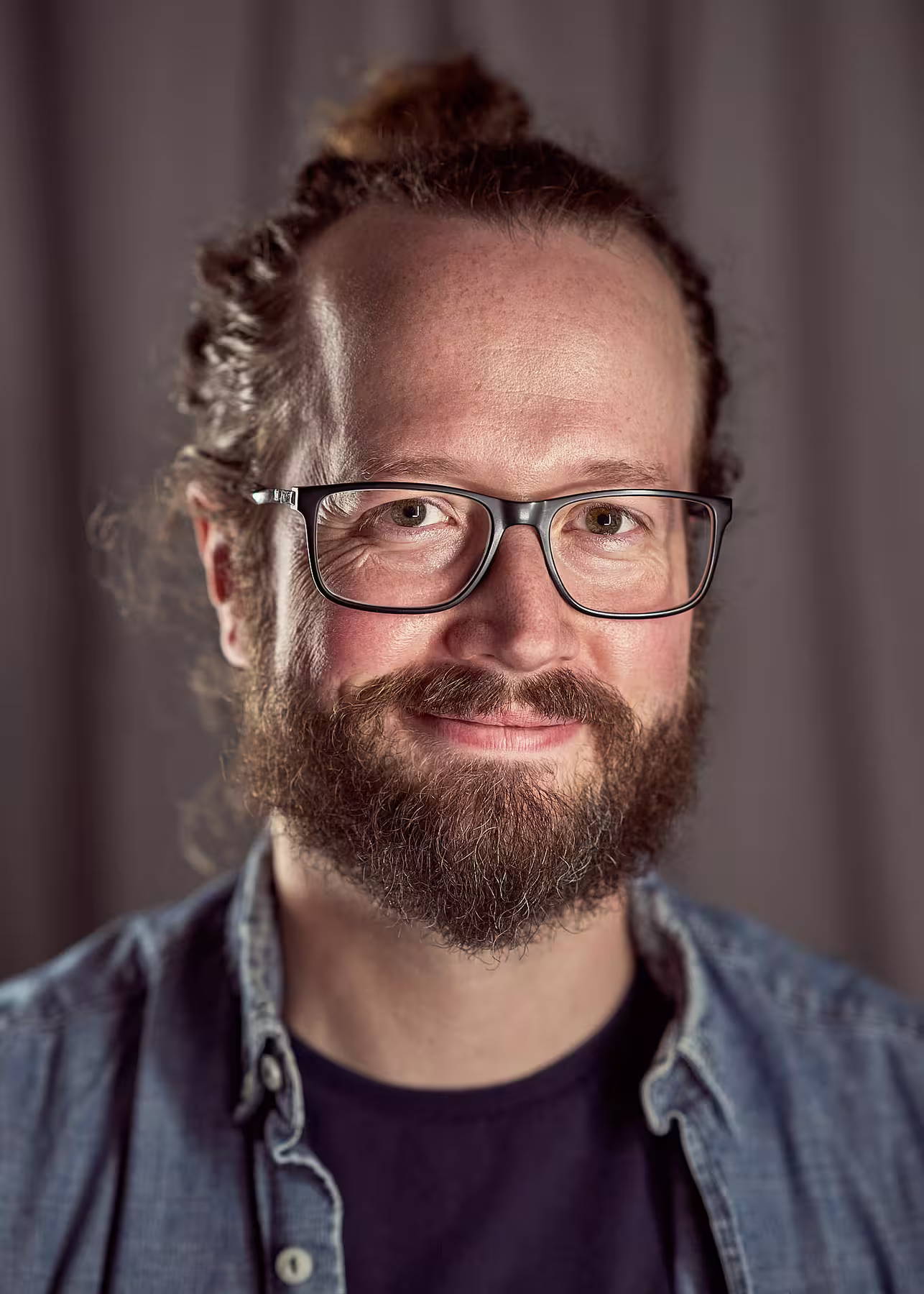 Portrait of Elliot Jay Stocks taken at beyond tellerrand in Hamburg 2022 by Norman Posselt