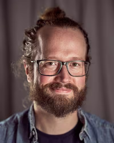 Portrait of Elliot Jay Stocks taken at beyond tellerrand in Hamburg 2022 by Norman Posselt